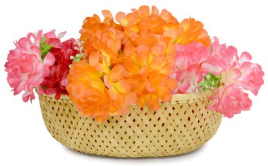 büyük bir buket yapay çiçek sepeti