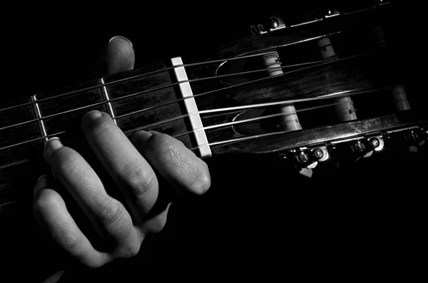 Hand gitarr svart bakgrund — Stockfoto