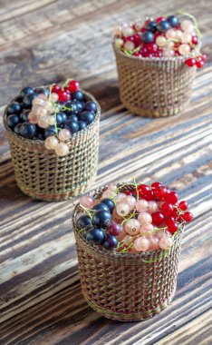 Üç sepet frenk üzümü.