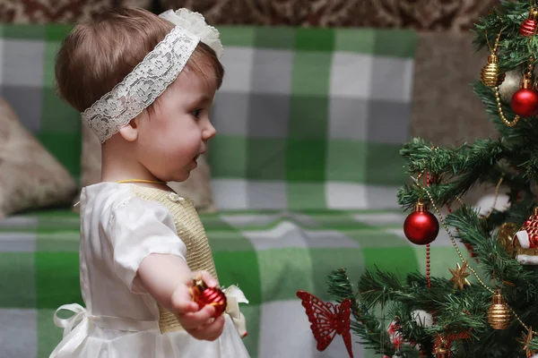 Criança Decorar Brinquedo Árvore Natal — Fotografia de Stock