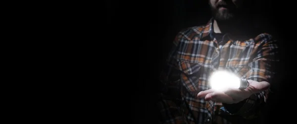 光る電球と暗い男 — ストック写真