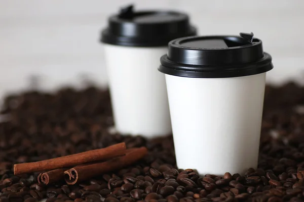 コーヒー紙カップ豆 — ストック写真