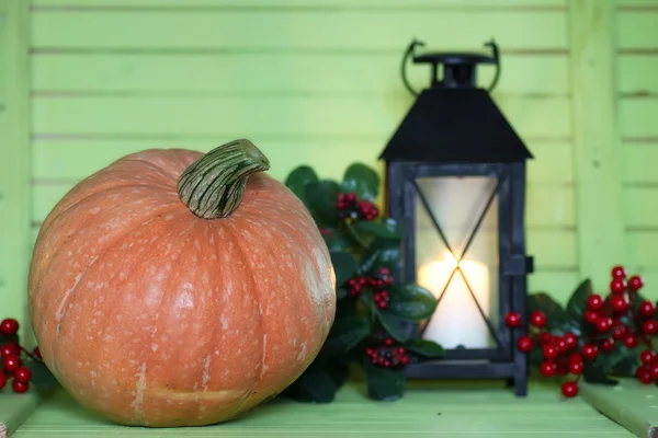 Pumpa Och Lampan Träbord — Stockfoto