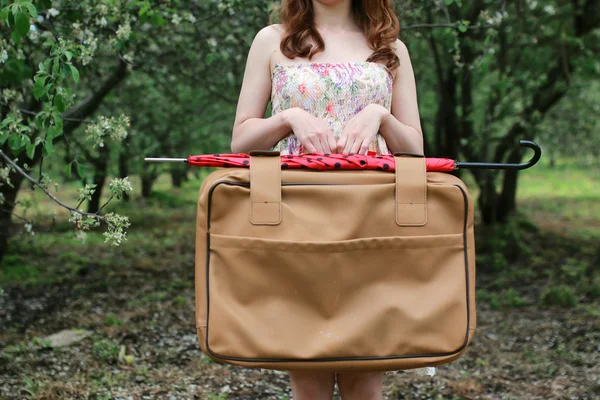 Mujer Vestido Aire Libre Maleta Retro Park — Foto de Stock