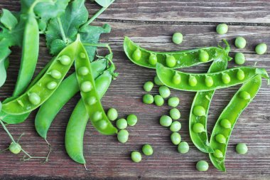 bezelye ahşap arka plan üzerinde