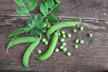 bezelye ahşap arka plan üzerinde