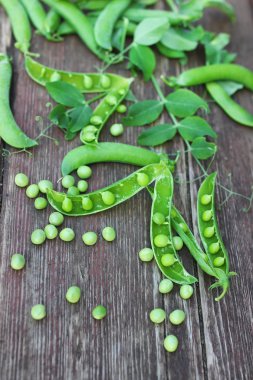 bezelye ahşap arka plan üzerinde