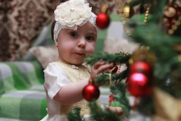 Child decorate the Christmas tree toy — Stock Photo, Image