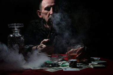 Duman borusu dostum ve poker oynayın