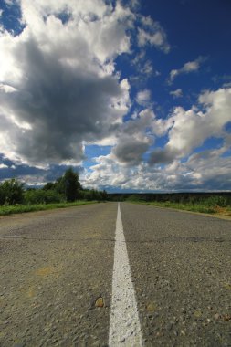 yol alan bulutlu peyzaj