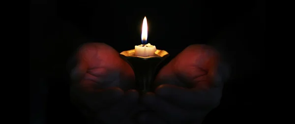 Płonącą świecą w ręku — Zdjęcie stockowe