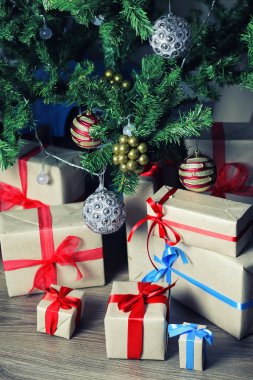 hediye yığın ağacının altında