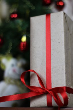 hediyeleri Noel ağacının altında