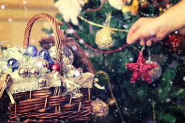 Noel ağacı oyuncak sepeti