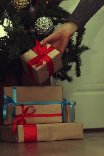 Stapel von Geschenken unter dem Weihnachtsbaum — Stockfoto