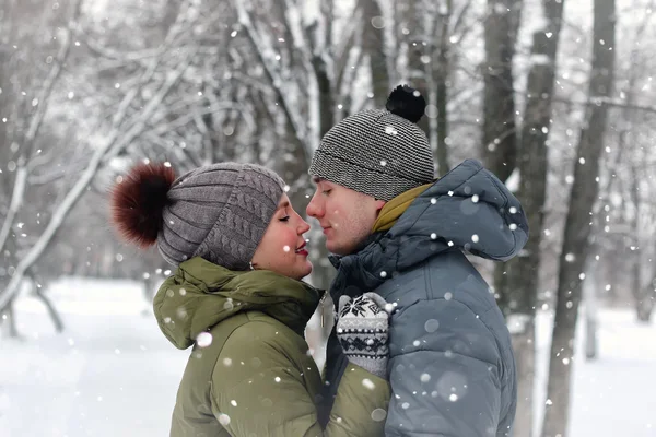 Coppia amanti bacio inverno strada — Foto Stock