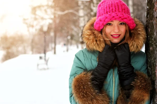 Jovem mulher árvore inverno — Fotografia de Stock