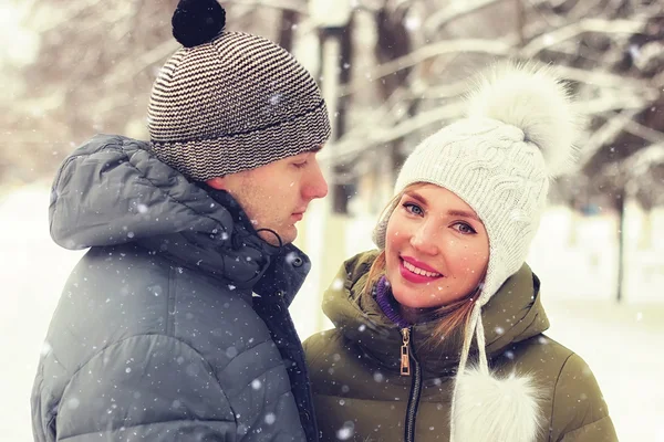 Pareja de jóvenes amantes caminar en invierno — Foto de Stock