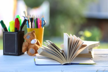 educaion kitap yığın sayfa açık