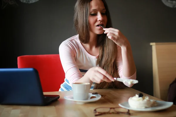 Chica en la cafetería para una taza de café con el cuaderno —  Fotos de Stock