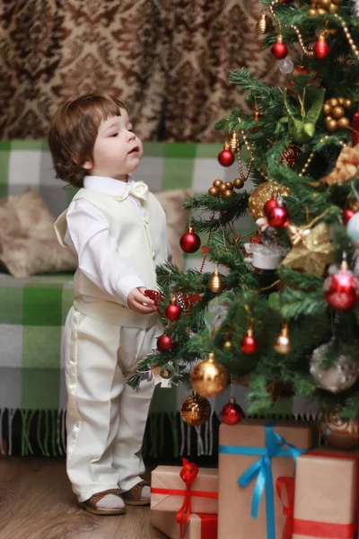 Child decorate the Christmas tree toy — Stock Photo, Image