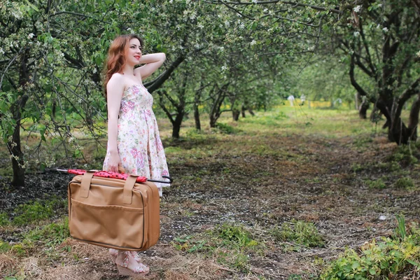 Mujer al aire libre viaje maleta retro — Foto de Stock