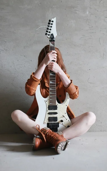 Chica con guitarra eléctrica rock — Foto de Stock