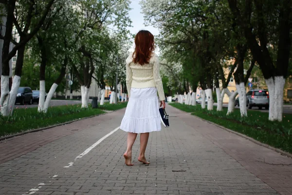 Barefoot girl on street — Stock Photo, Image