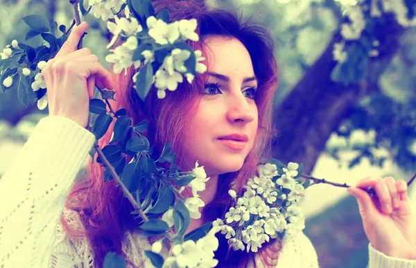 公園分岐ツリー花の女性 — ストック写真