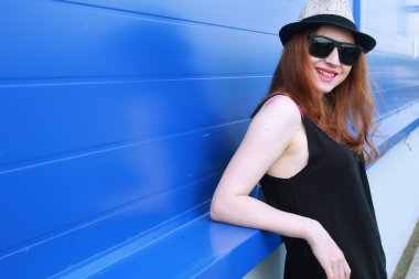 hippi kız mavi duvar