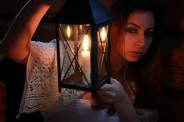 kadın mum lamba karanlık gece