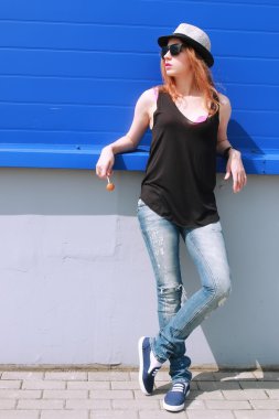 hippi kız mavi duvar