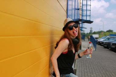 hippi kız mavi duvar