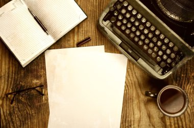 Daktilo retro masaüstüyle yazar