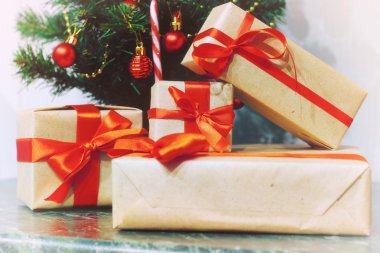 hediyeler Noel ağacının altında yığını