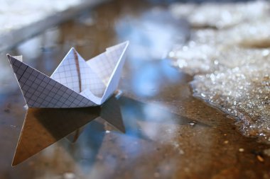 renkli fotoğraf kağıt tekne Caddesi üzerinde