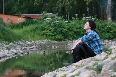 adam oturup taş Nehri üzerinde