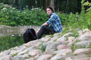 adam oturup taş Nehri üzerinde