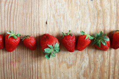 ahşap arka plan üstüne çilek