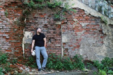 eski tuğla duvar adam stand