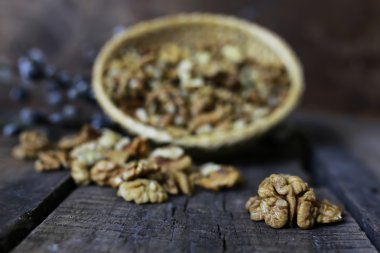 soyulmuş ceviz ahşap arka plan üzerinde