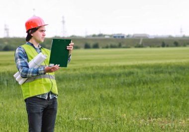 Kulübe planı olan bir adam.