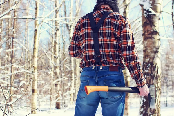 Soleil jour homme avec hache en forêt — Photo