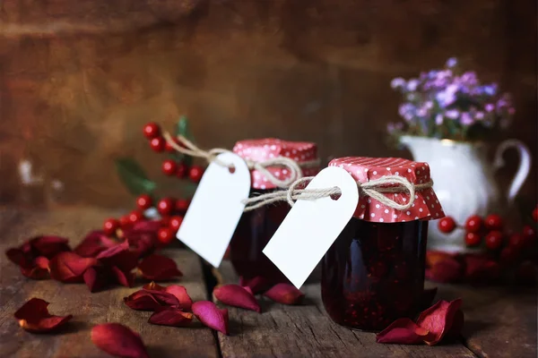 Rustic homemade jam wooden background and flower — Stock Photo, Image