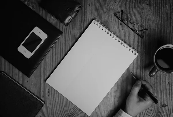 Table avec page papier écrire bureau à main — Photo