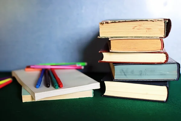 Oktatási könyvek stack-, alma- és toll — Stock Fotó