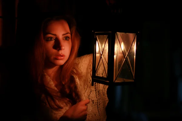 Frau Kerze Lampe dunkle Nacht — Stockfoto