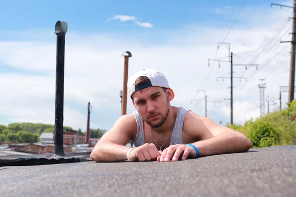 Skäggig man under bron urban — Stockfoto