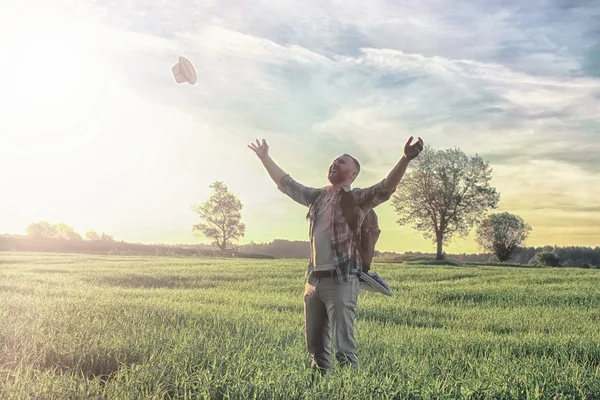 Man reizen in de natuur met rugzak — Stockfoto