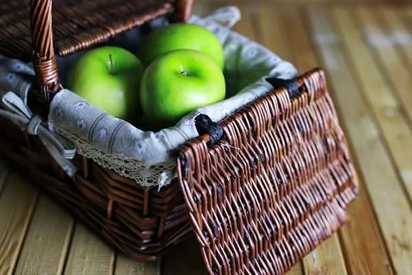 Green apple in a basket — Stock Photo, Image